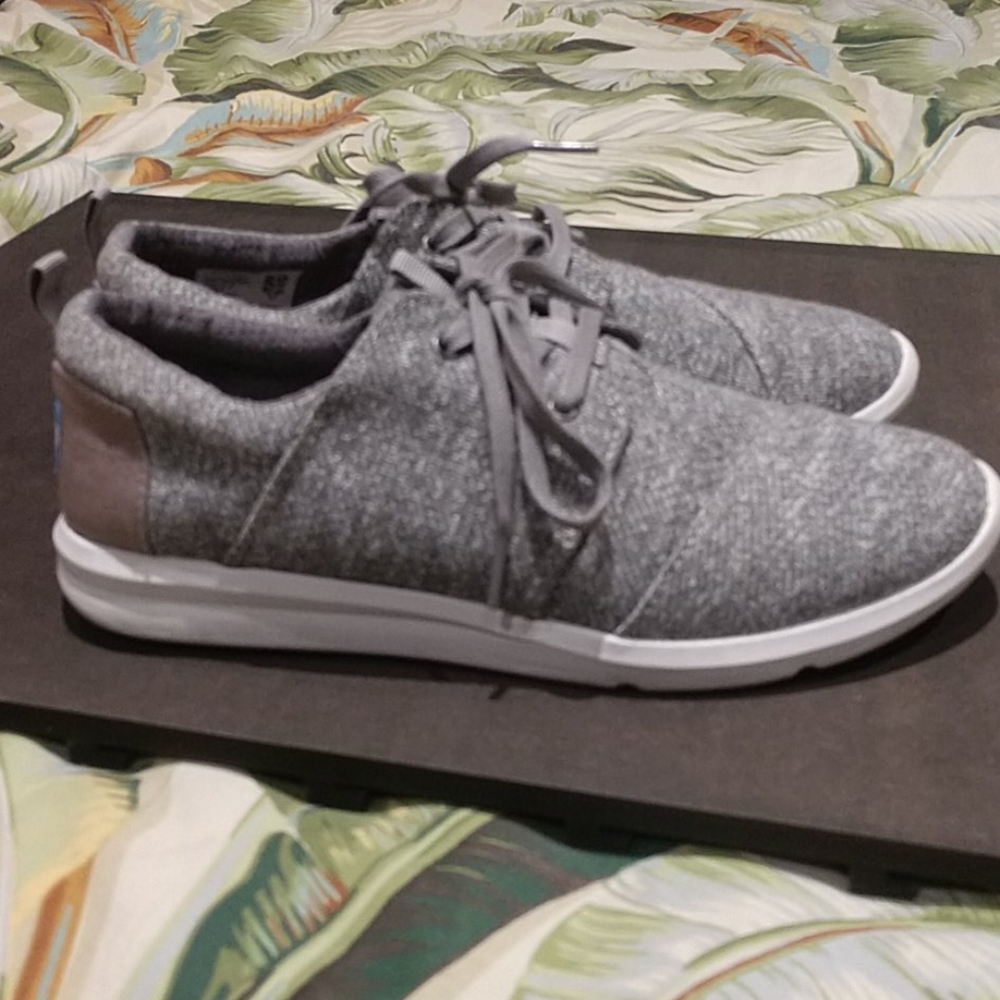 Tom's lace up shoes